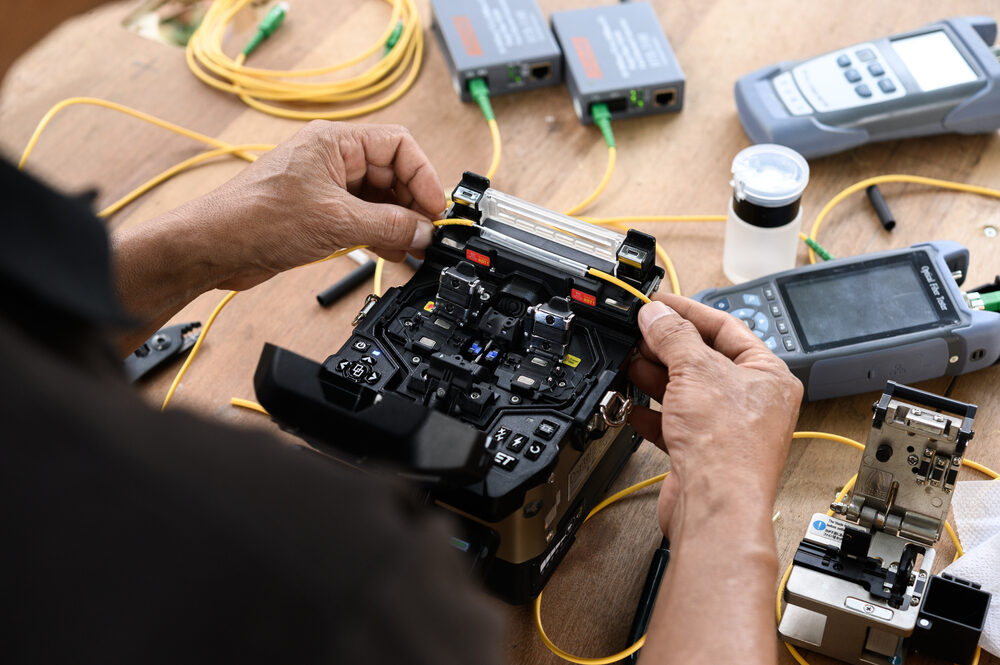 Fiber,Optic,Cable,Connection,With,Fiber,Optic,Fusion,Splicing,Machine